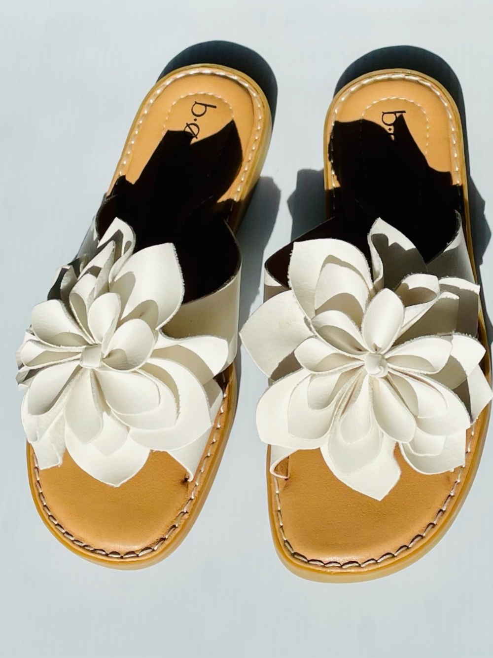 b.o.c Women's Kasia Flat White Slide Sandals, size 6M - Picture 2 of 10